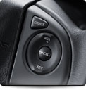 ハンドル内に配置されたスイッチで設定すると、アクセルペダルを踏まずに一定速度でクルマを走行させることが可能。加速や減速の少ない高速道路などで、運転をより快適に。