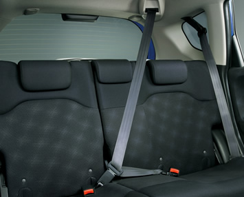 すべての席に、3点式シートベルトを標準装備。