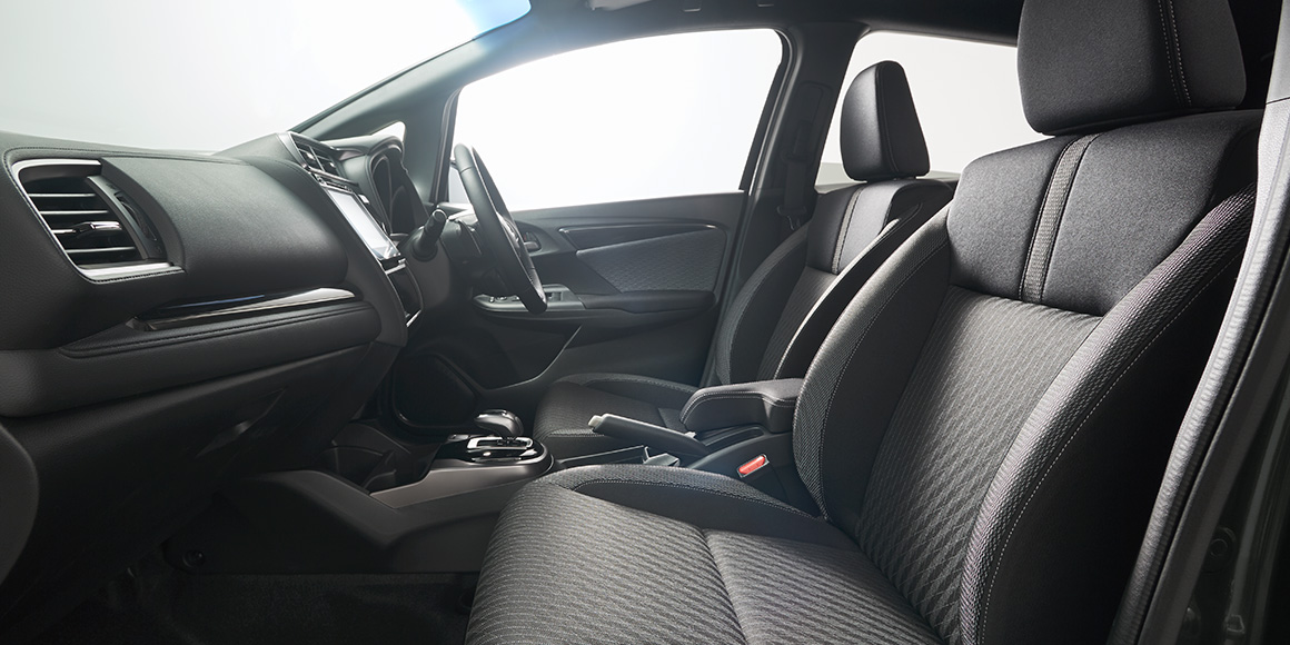 Photo：HYBRID・S Honda SENSING（FF）　インテリアカラーはブラック×グレーライン　メーカーオプション装着車