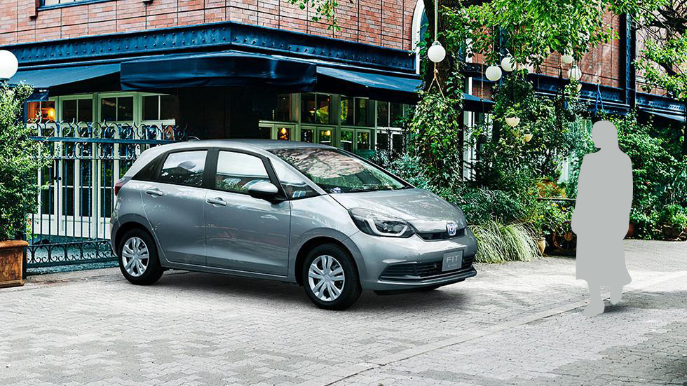 Photo：e:HEV BASIC（FF） ボディーカラーはルナシルバー・メタリック　メーカーオプション装着車