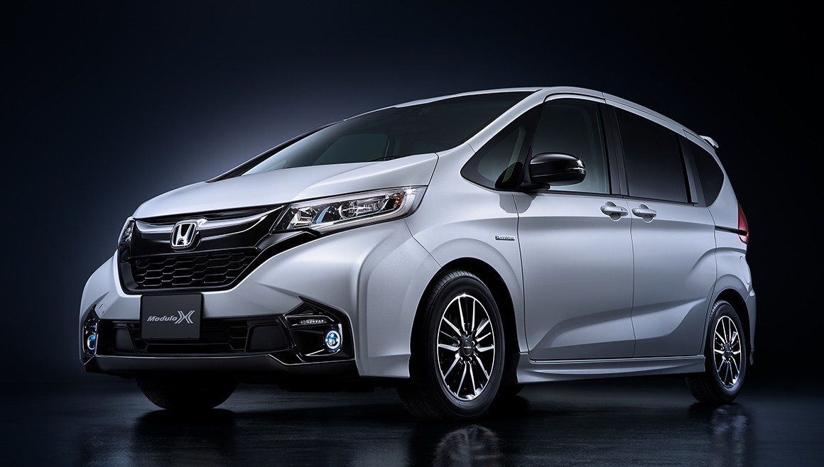 Photo：フリード HYBRID Modulo X Honda SENSING（6人乗り） ボディカラーはホワイトオーキッド・パール　9インチ プレミアム インターナビ装着車