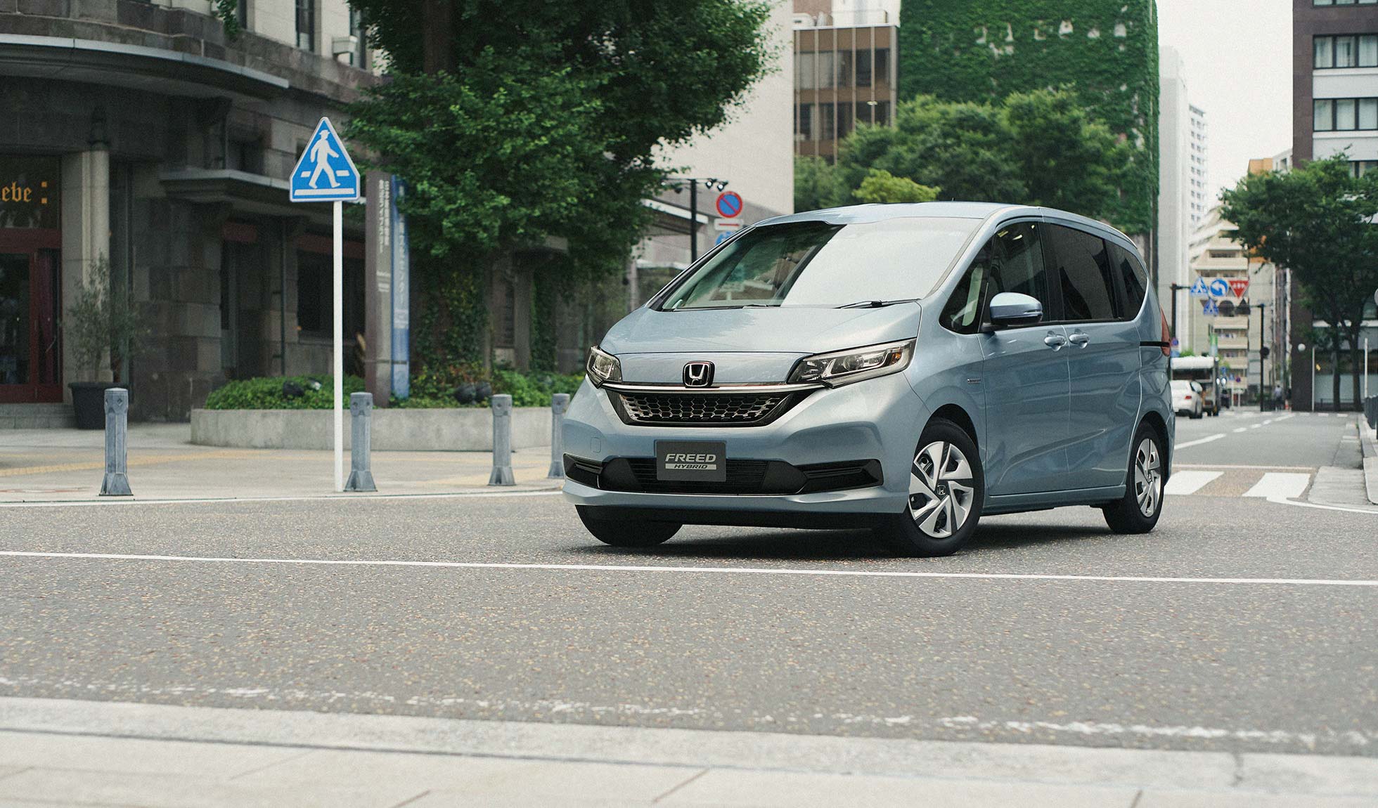 Photo：フリード HYBRID G・Honda S ENSING（FF/6人乗り）　ボディーカラーはシーグラスブルー・パール