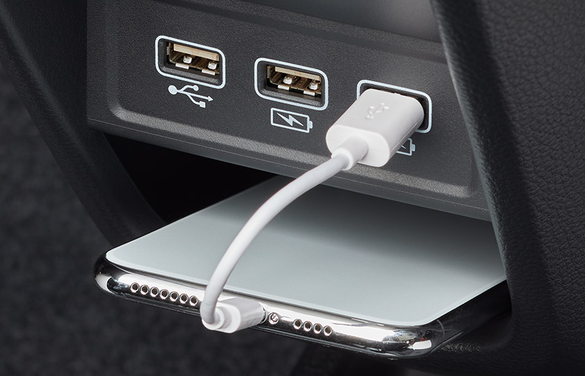 充電用USBジャック（急速充電対応タイプ2個＋ギャザズ ナビゲーション充電用USBジャック1個）
