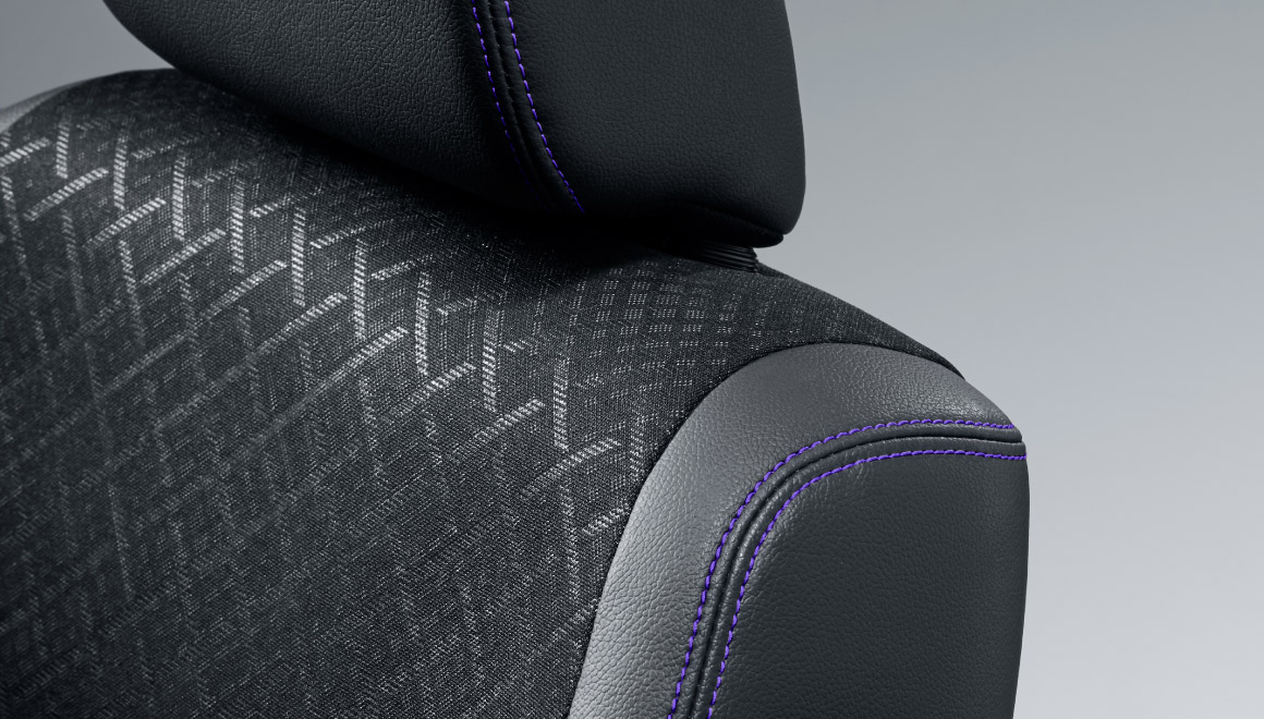 素材と仕立てにこだわったシートのステッチは、専用色のバイオレット。