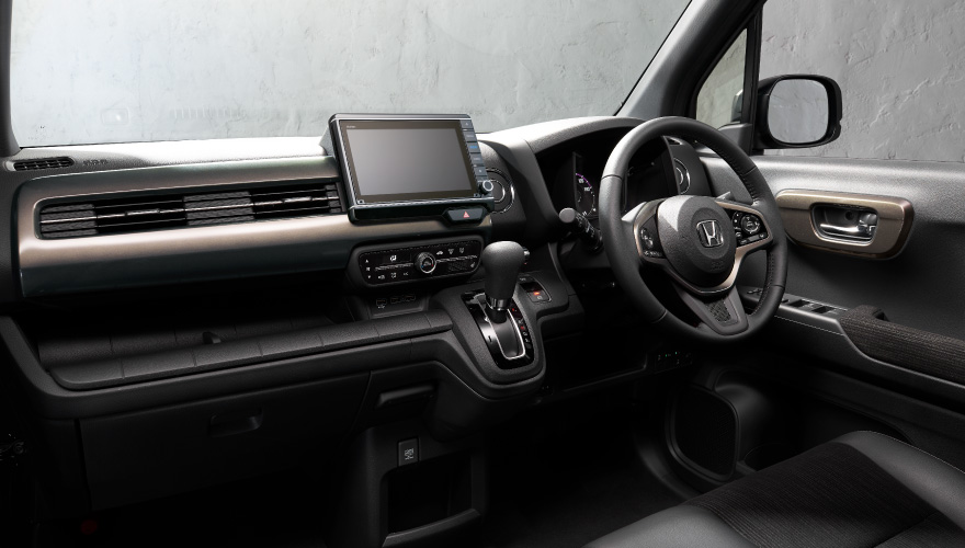 Photo：N-WGN Custom L・ターボ Honda SENSING （FF）　ボディーカラーはシャイニンググレー・メタリック　ディーラーオプション装着車