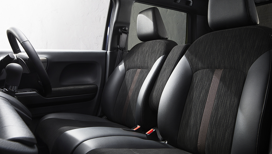 Photo：N-WGN Custom L・ターボ Honda SENSING （FF）　ボディーカラーはミッドナイトブルービーム・メタリック＆シルバー　ディーラーオプション装着車