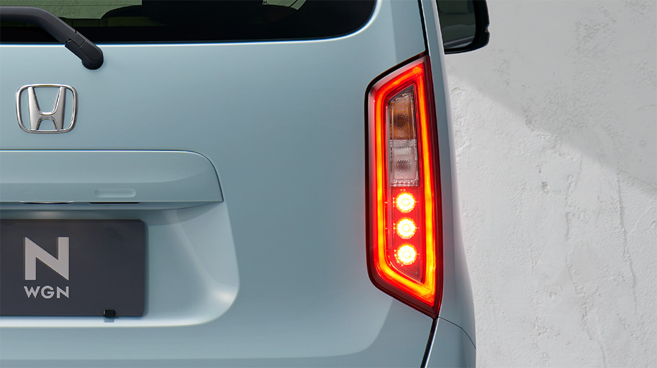 ムダのないタテ型デザインで、効率よく点灯するLEDリアコンビネーションランプ。