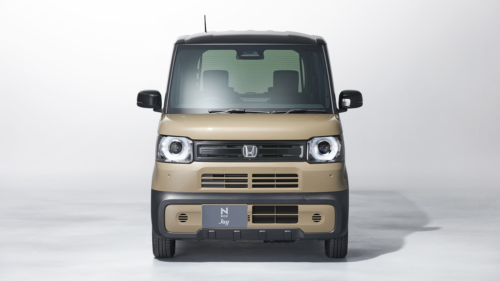 Photo：N-BOX JOY ターボ（FF）　ボディーカラーはデザートベージュ・パール&ブラック　メーカーオプション、ディーラーオプション装着車