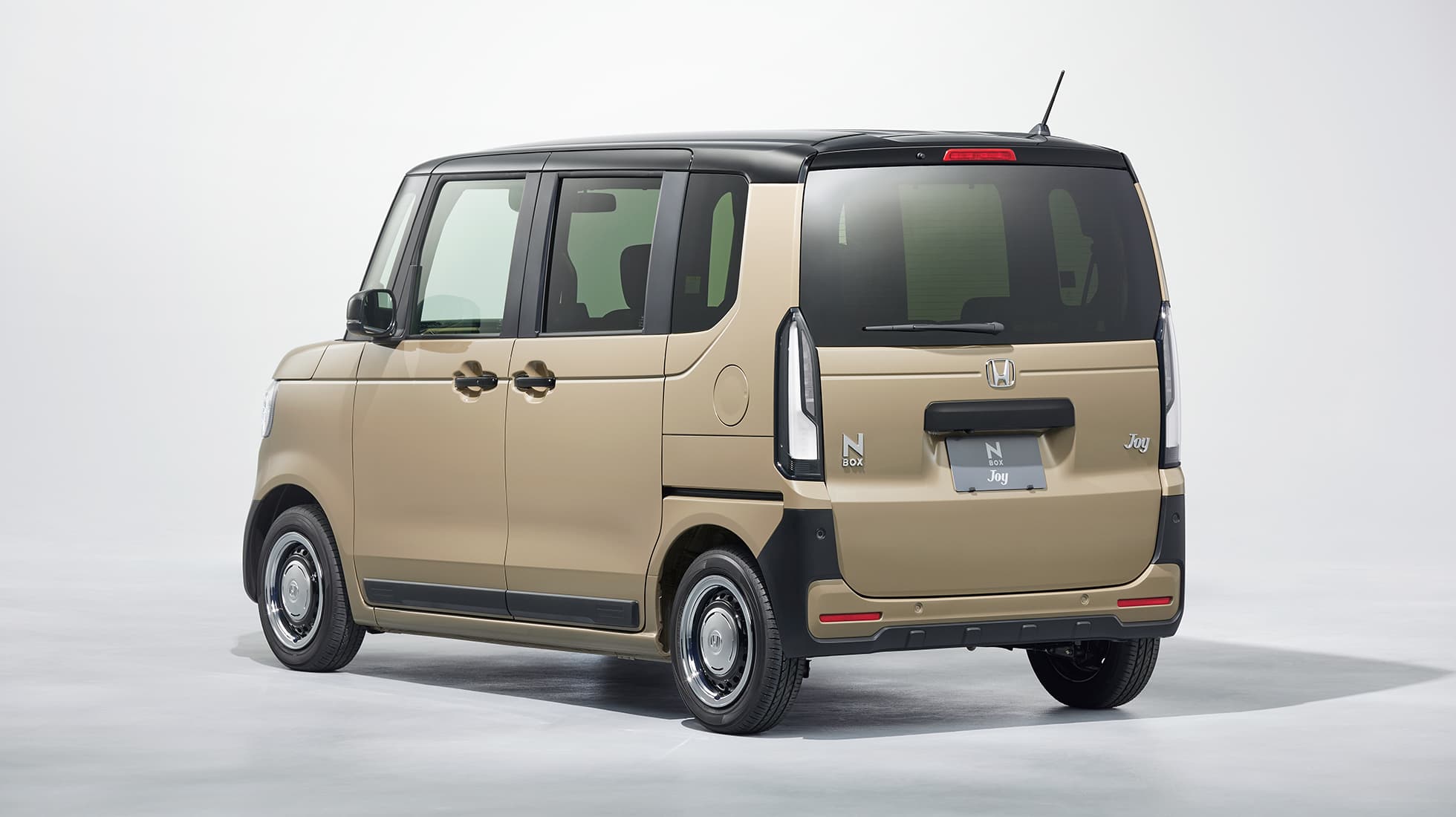 Photo：N-BOX JOY ターボ（FF）　ボディーカラーはデザートベージュ・パール&ブラック　メーカーオプション、ディーラーオプション装着車