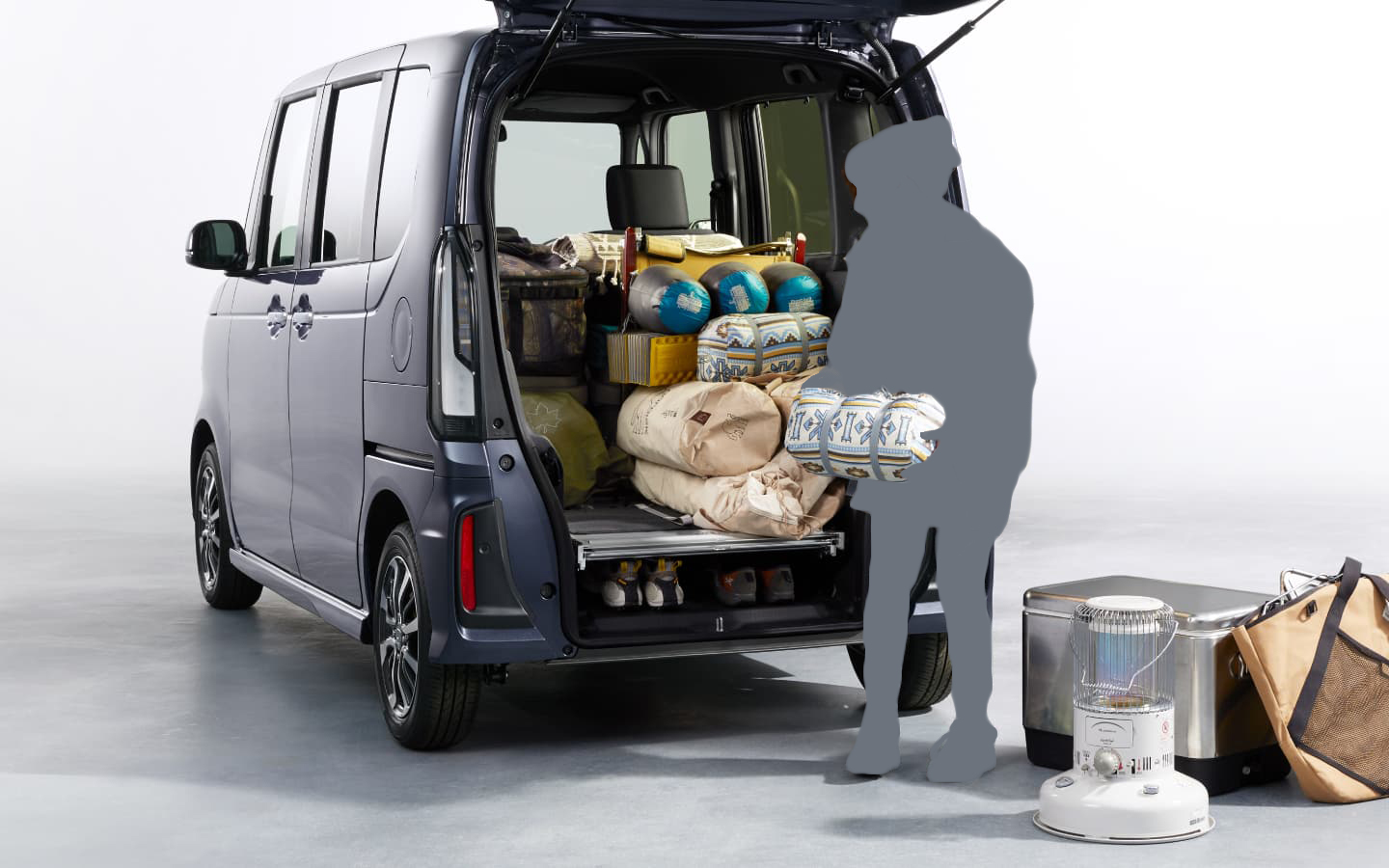 収納したスロープは荷室の床としても使える。