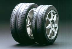 フロント:215/45ZR16リア:245/40ZR17