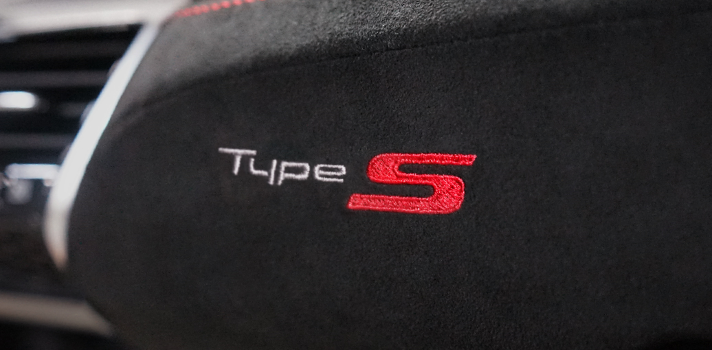 Type Sロゴ（グローブボックス）
