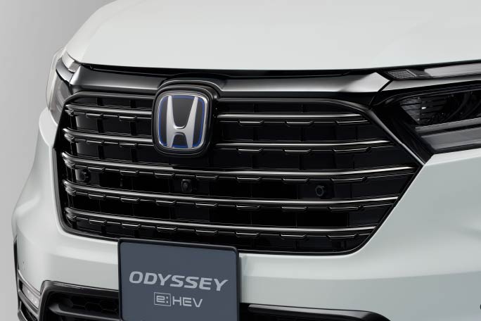 大開口フロントグリル〈ブラッククロームメッキ〉