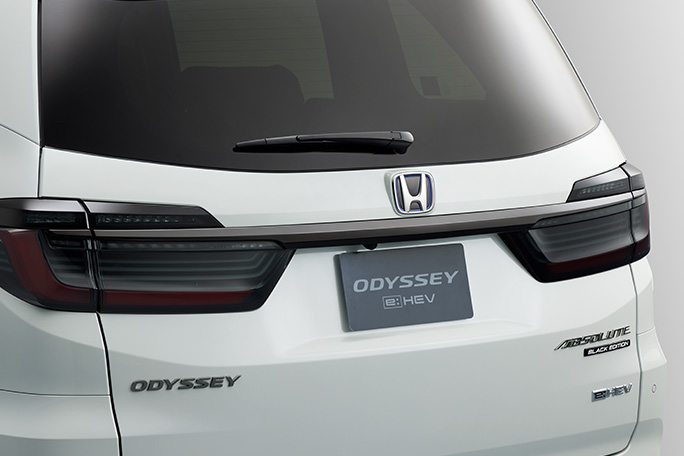 リアライセンスガーニッシュ〈ブラッククロームメッキ〉