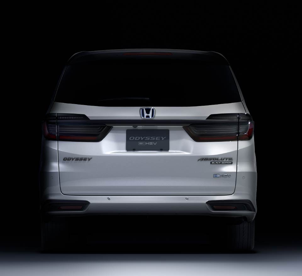 e:HEV ABSOLUTE・EX BLACK EDITION　ボディーカラーはプラチナホワイト・パール　ディーラーオプション装着車