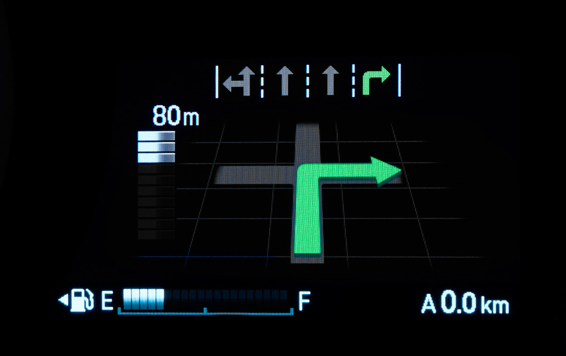 ナビと連動して進行方向をお知らせ。Turn by Turn 表示※2<br>［ハイブリッド車］