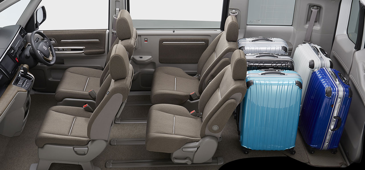 荷物をたっぷり積んでも4名が乗車可能。