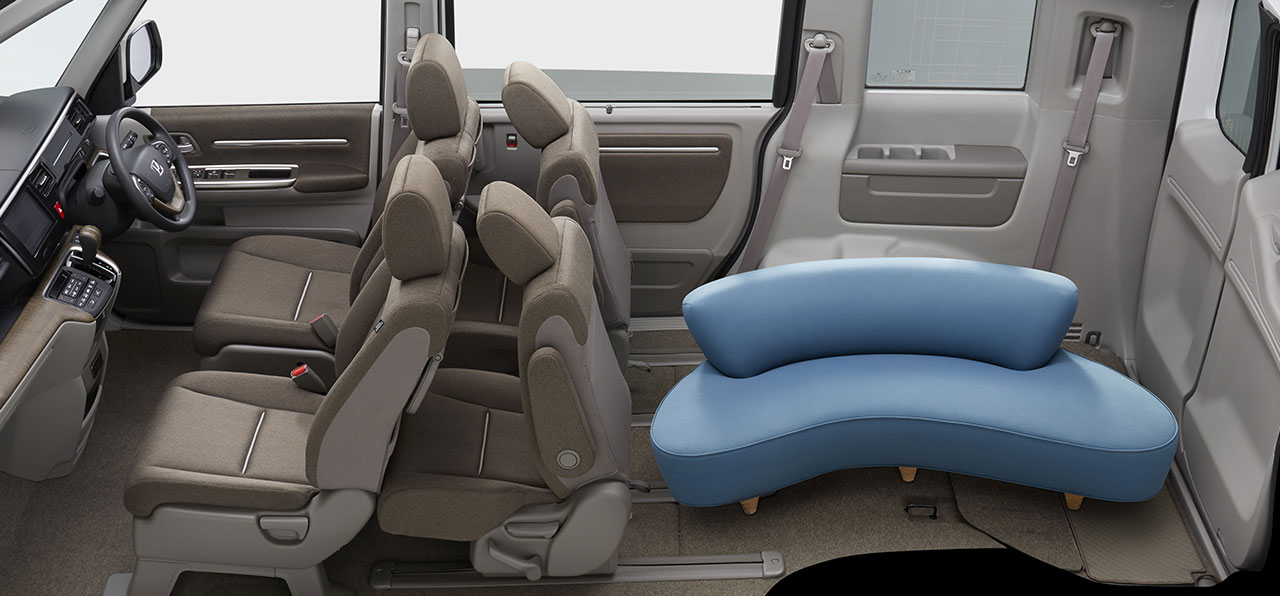 2名乗車なら、荷室をさらに広く使えます。