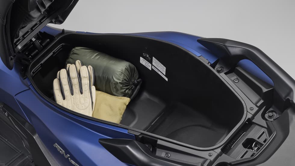 ゆとりある容量のラゲッジボックス