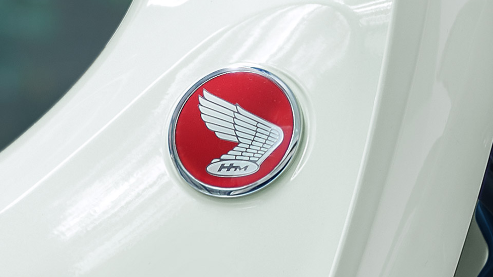 オールドウイングマークを採用したエンブレム