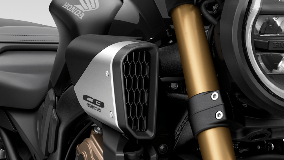 鋭い吹け上がりに寄与するシュラウド一体型チャンバー