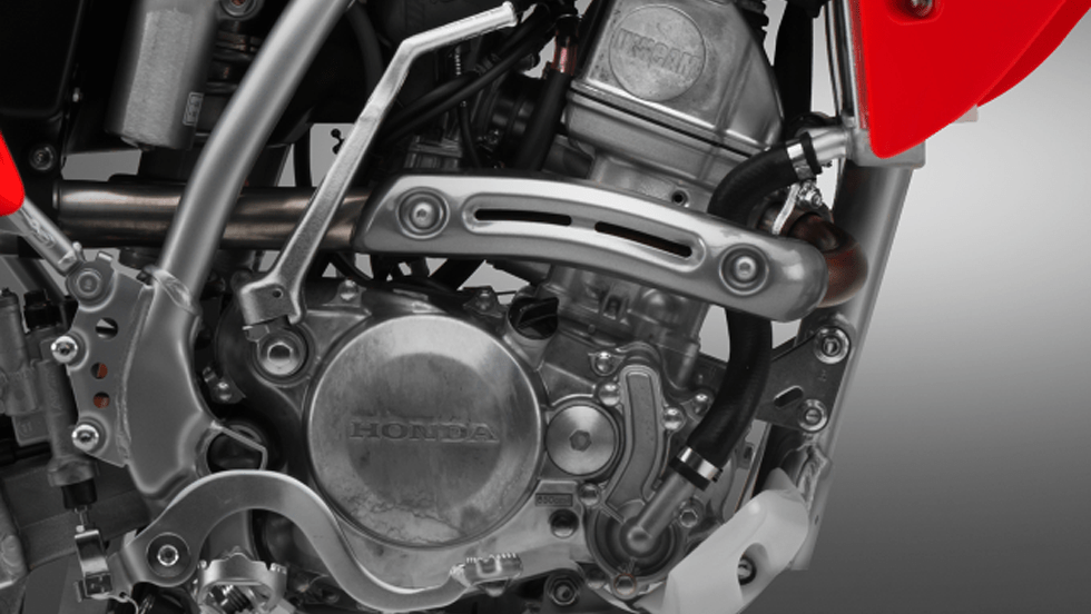 149.7cm³水冷4ストローク4バルブ単気筒エンジン