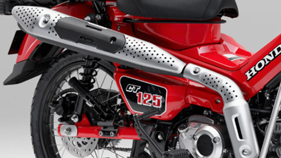 “CT”らしさを強く印象づけるアップマフラー