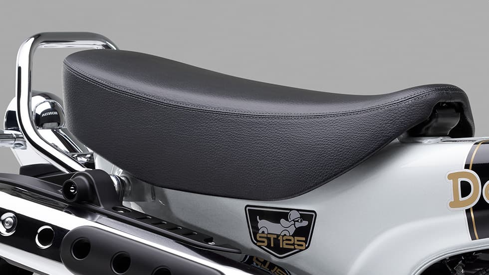 タンデムも快適な広々シート