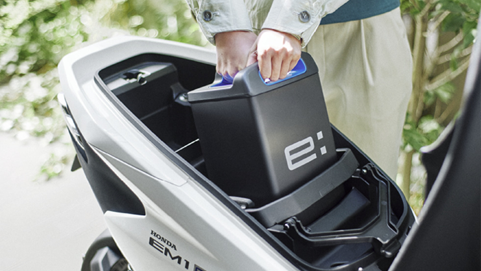 部屋で充電、約6時間で完了