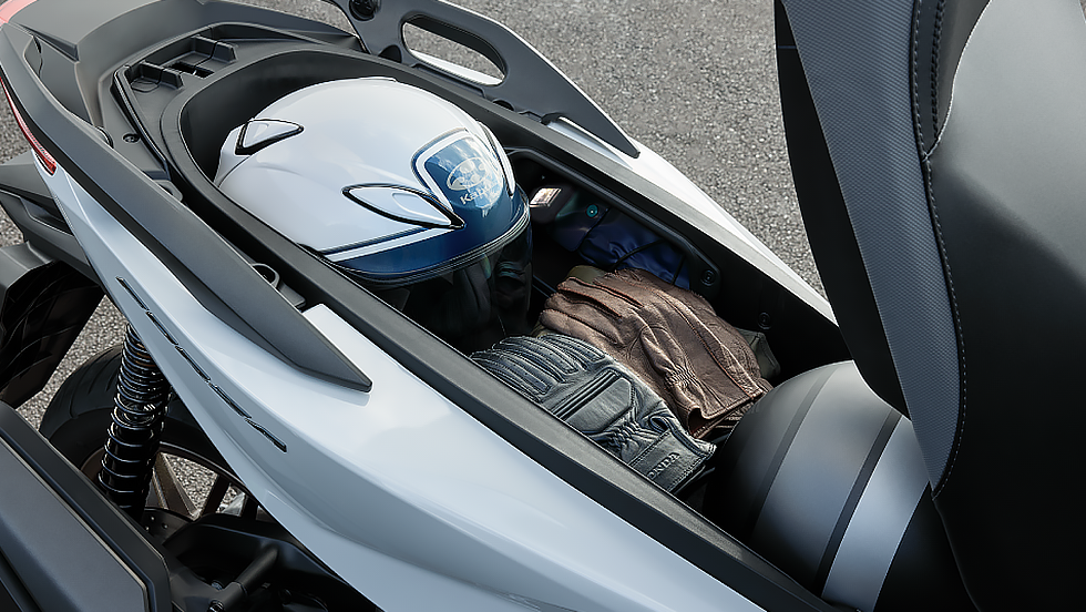 照明付きの大容量ラゲッジボックス