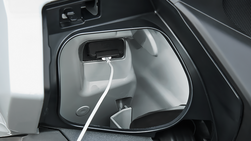 収納もUSBソケットも、乗車姿勢で使える