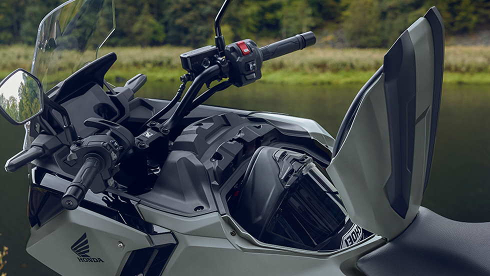 23Lの収納を可能にしたラゲッジボックス