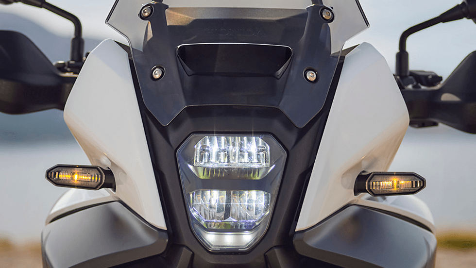 ビーム到達距離と広い配光を両立したヘッドライト