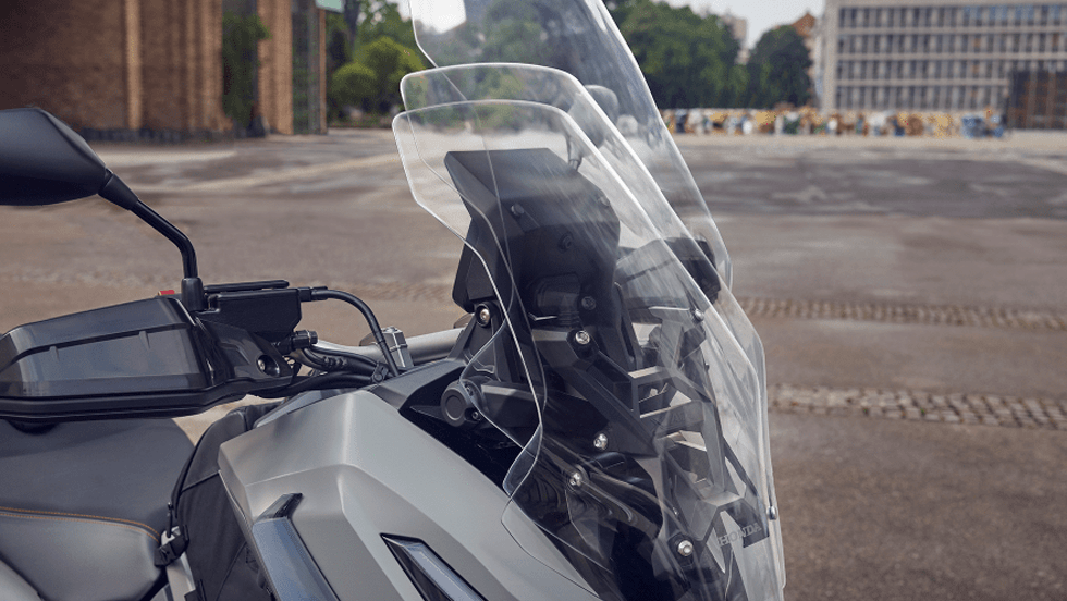 片手の操作で5ポジションの高さに調節できるリンク式ウインドスクリーン