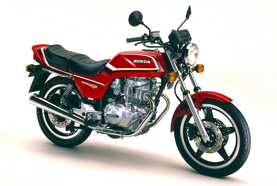 Honda 250ccの本格的ロードスポーツ車ホンダ スーパーホークを発売