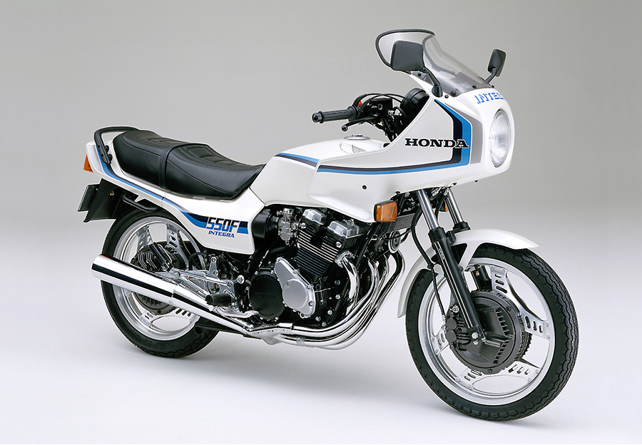 Honda | DOHC・16バルブ・並列4気筒エンジン搭載フェアリング標準装備