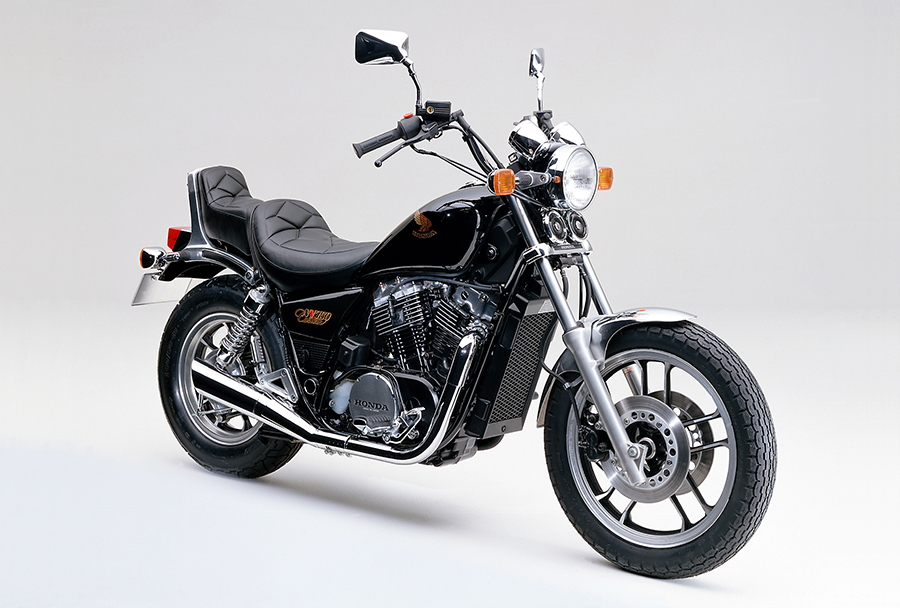 Honda 水冷4サイクル Sohc3バルブ 45度v型2気筒エンジン搭載アメリカンスタイルのスポーツバイク ホンダnv750カスタム を新発売 Honda 水冷4サイクル Sohc3バルブ 45度v型2気筒エンジン搭載アメリカンスタイルのスポーツバイク ホンダnv750カスタム を新発売