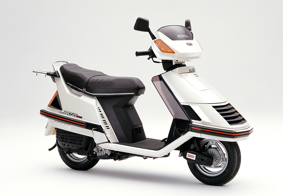 Honda | 4サイクルの高級スクーター「ホンダスペイシー125ストライカー