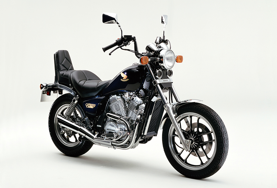 Honda アメリカンスタイルの400ccスポーツバイク ホンダ Nv400カスタム を発売
