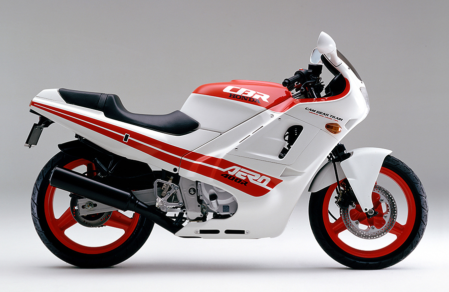 Honda 近未来フォルム のスーパースポーツバイク水冷直列4気筒エンジン搭載の ホンダ Cbr400r を発売 Honda 近未来フォルム のスーパースポーツバイク水冷直列4気筒エンジン搭載の ホンダ Cbr400r を発売