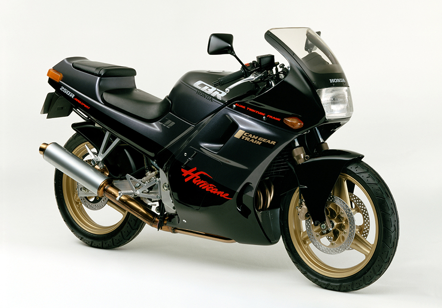 Honda フルカバードフェアリング装備のdohc4気筒スーパースポーツ ホンダ Cbr250r を発売