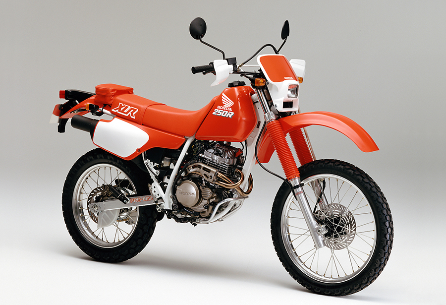 Honda 空冷4サイクル単気筒エンジン搭載のランドスポーツバイク ホンダxlr250r の装備を充実させ発売