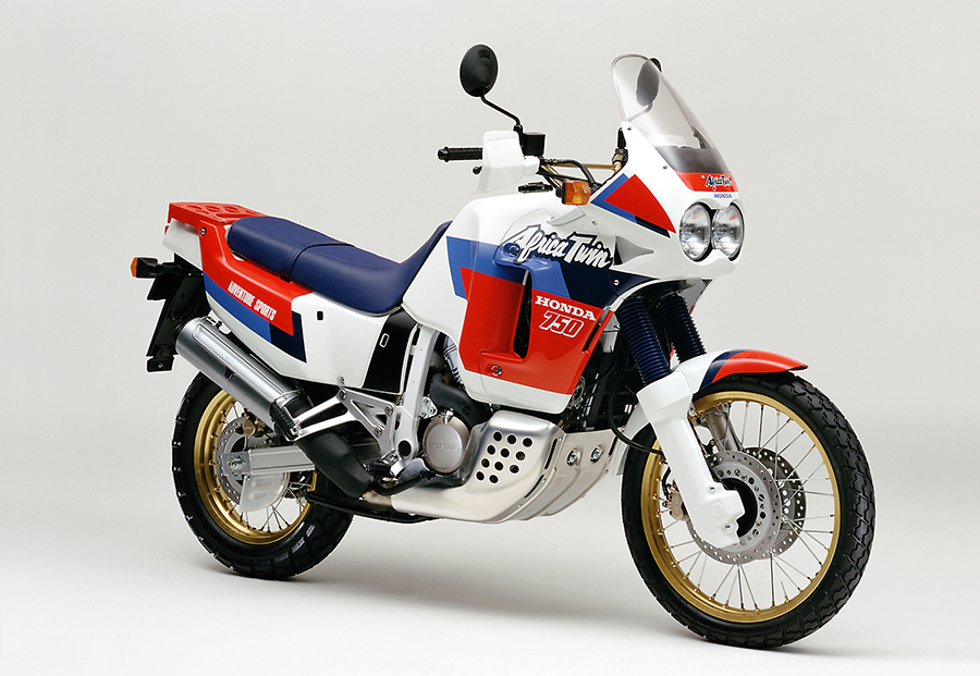 Honda オフロード スタイルの大型ツーリングバイク ホンダ アフリカツイン のエンジン排気量をアップするとともにフェアリングを大型化し発売