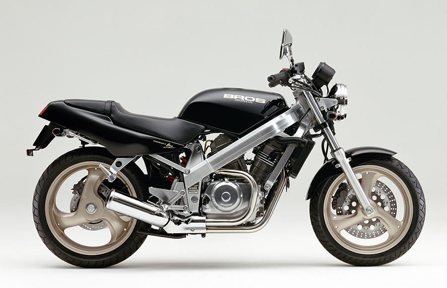 Honda | 鼓動感あふれる走り味の個性派ロードスポーツバイク「ホンダ ブロス」の運動性能を向上させるとともにカラーリングを変更し発売