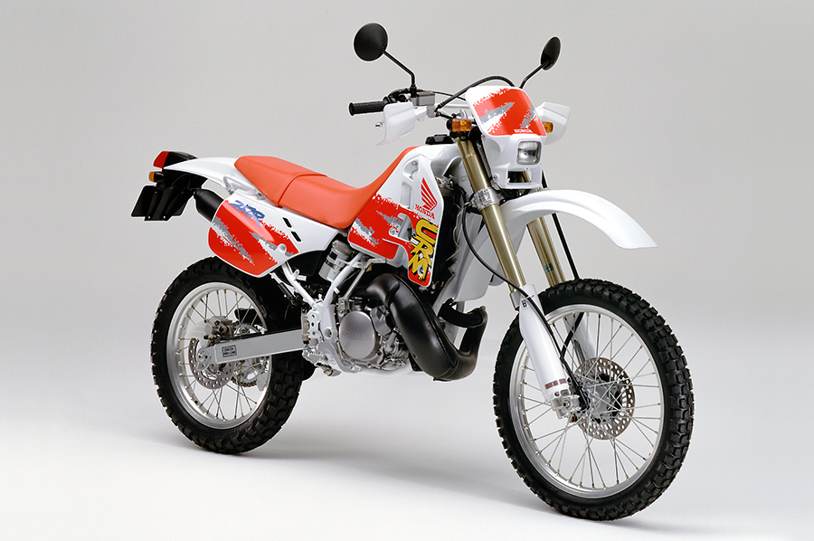Honda 本格的なエンデューロ走行で優れた走破性を発揮する2サイクル ランドスポーツ バイク ホンダcrm250r の総合性能を一段と向上させ発売