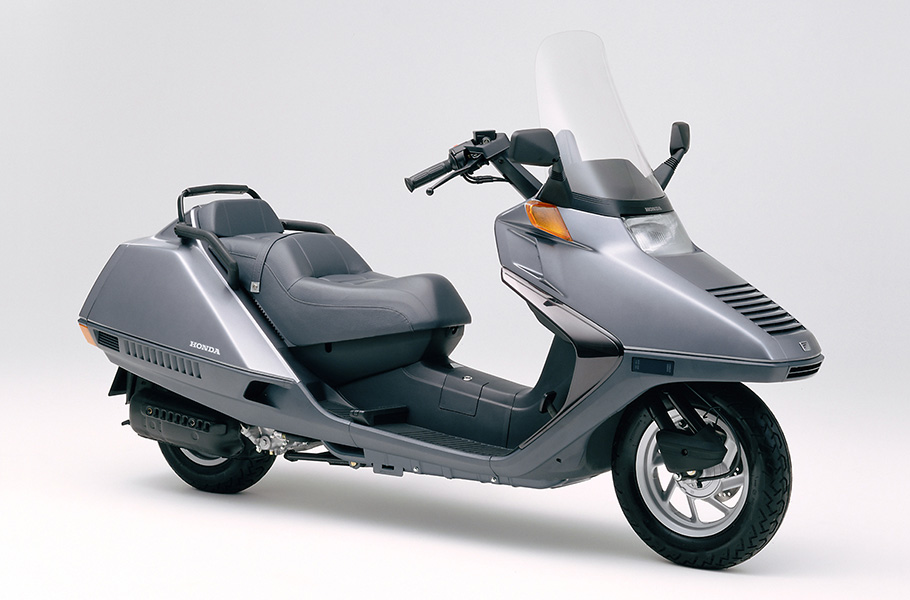 Honda 二人乗りでゆったり走れる大型トランク付250ccスクーター ホンダ フュージョン のカラーリングを変更し発売