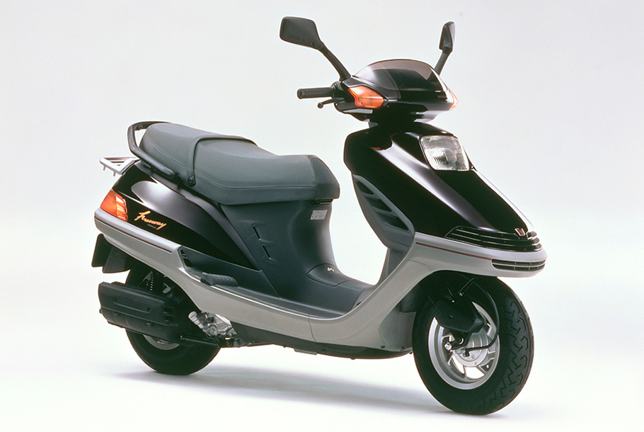 Honda | 大容量のセンタートランクを内蔵し高速道路も走れる軽二輪 ...