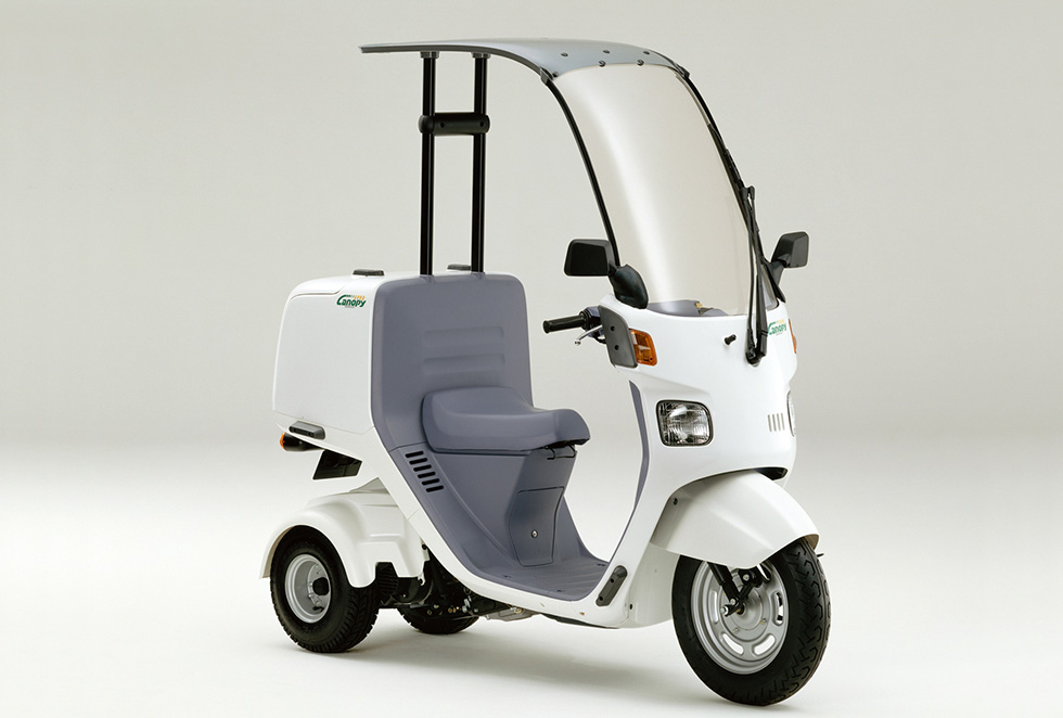 Honda 雨天走行にも便利な大型風防を装備した原付の三輪ビジネスバイク ホンダ ジャイロ キャノピー の細部を熟成し発売 Honda 雨天走行にも便利な大型風防を装備した原付の三輪ビジネスバイク ホンダ ジャイロ キャノピー の細部を熟成し発売