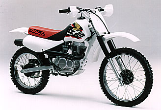 Honda 扱いやすいサイズの車体に信頼性の高いエンジンを搭載したオフロード走行専用車 ホンダ Xr100r のカラーリングを変更し発売 Honda 扱いやすいサイズの車体に信頼性の高いエンジンを搭載したオフロード走行専用車 ホンダ Xr100r のカラーリングを変更し発売