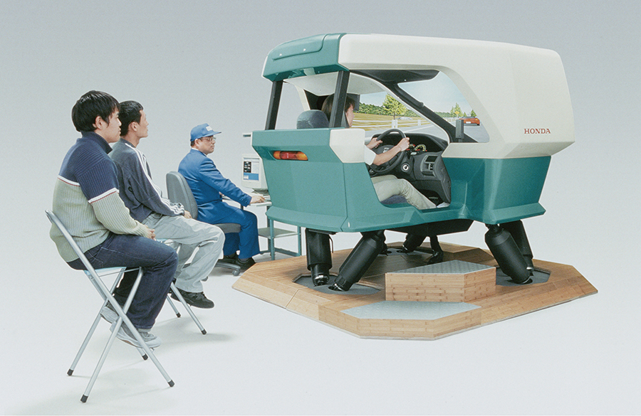 Honda モーションベース付き安全運転教育用四輪ドライビングシミュレーターを 発売 Honda モーションベース付き安全運転教育用四輪ドライビングシミュレーターを 発売